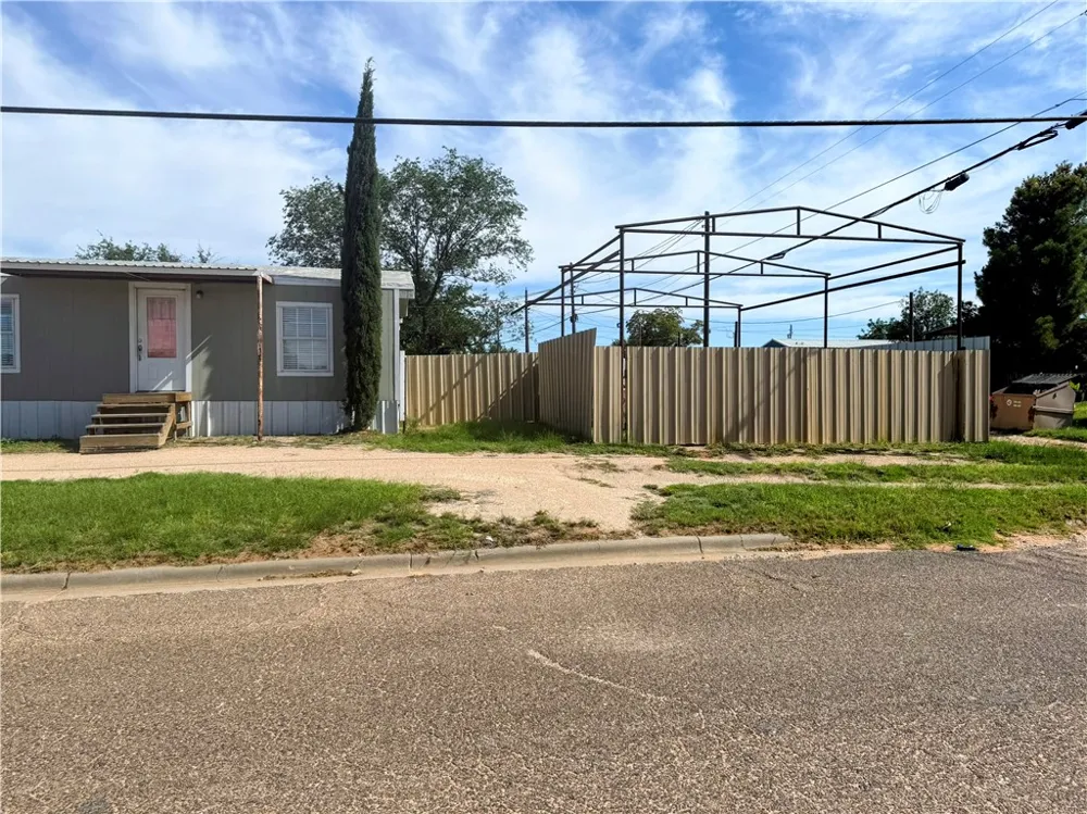 801 SW AVE A Andrews, TX 79714