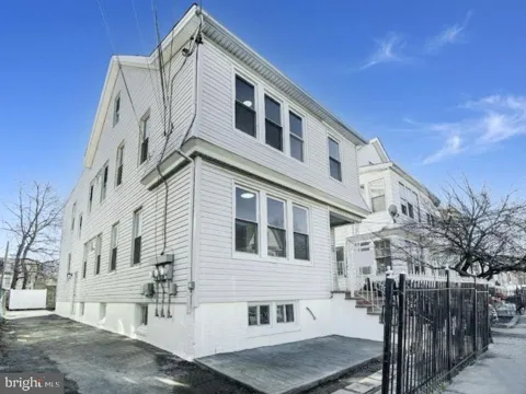 186 ISABELLA AVE #1ST FLOOR APT