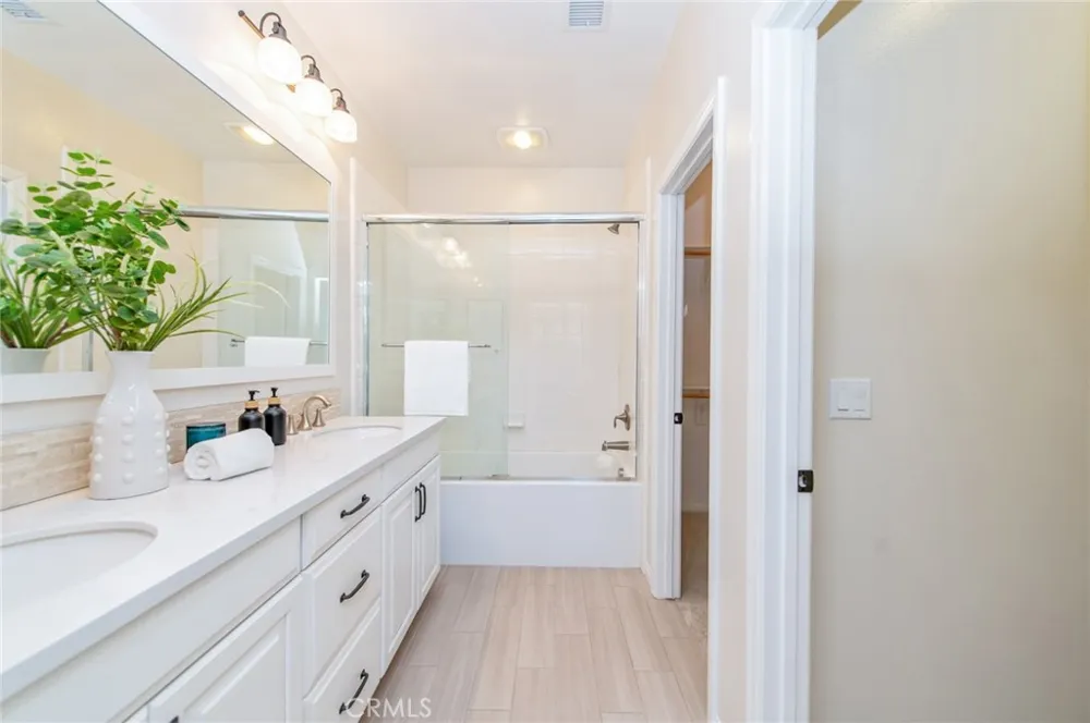 68 Rose Arch Irvine, CA 92620