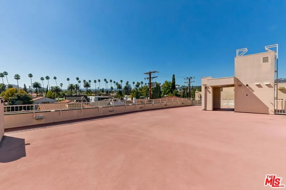 121 Almont Drive #205 Beverly Hills, CA 90211