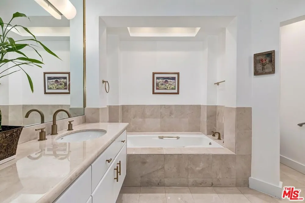 121 Almont Drive #205 Beverly Hills, CA 90211
