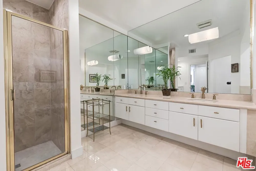 121 Almont Drive #205 Beverly Hills, CA 90211