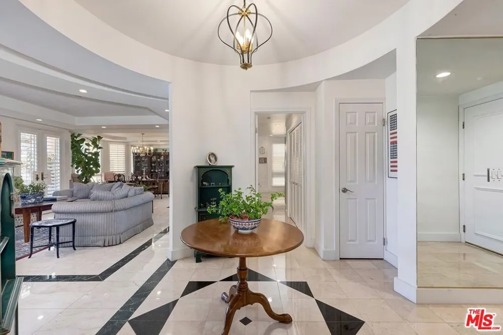 121 Almont Drive #205 Beverly Hills, CA 90211