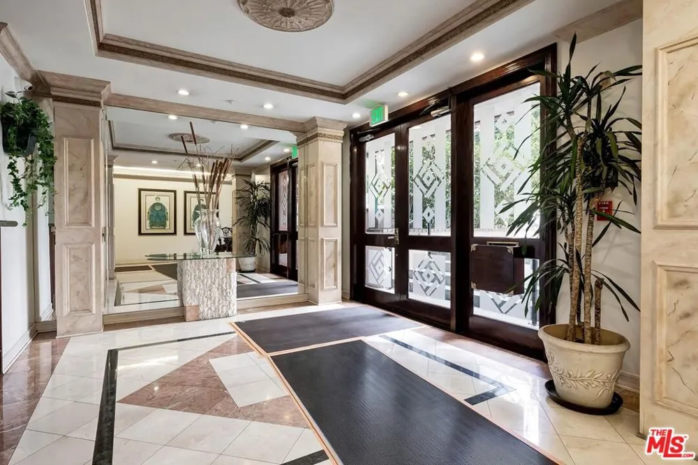 121 Almont Drive #205 Beverly Hills, CA 90211