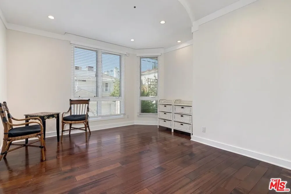 121 Almont Drive #205 Beverly Hills, CA 90211