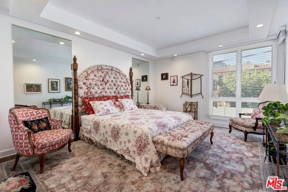 121 Almont Drive #205 Beverly Hills, CA 90211