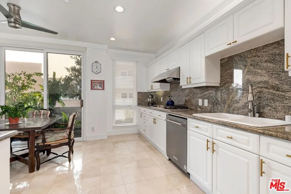 121 Almont Drive #205 Beverly Hills, CA 90211