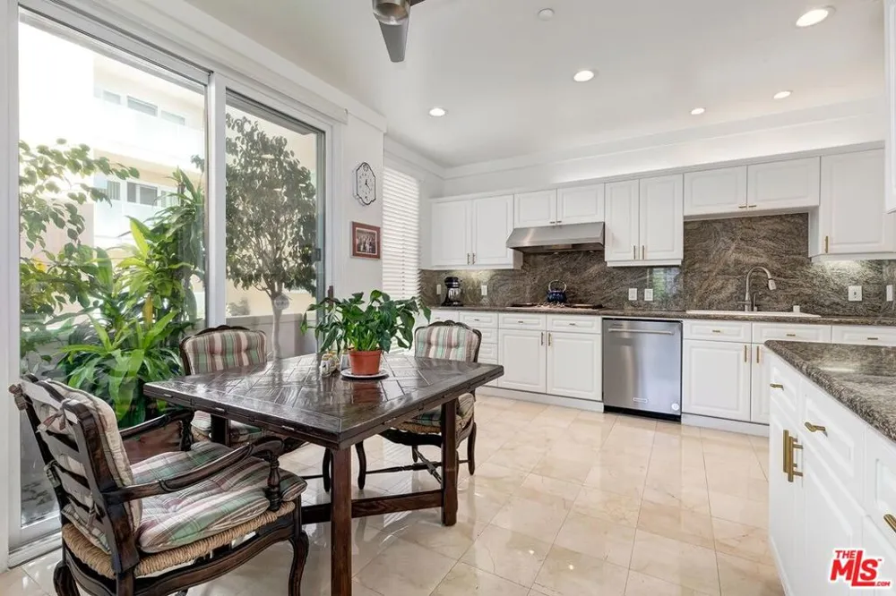 121 Almont Drive #205 Beverly Hills, CA 90211