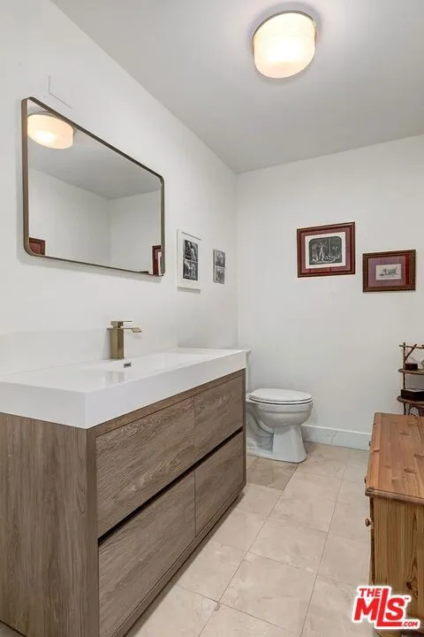 121 Almont Drive #205 Beverly Hills, CA 90211