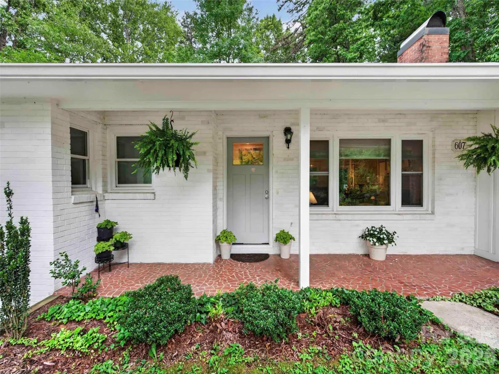 52 Melody Lane Saluda, NC 28773