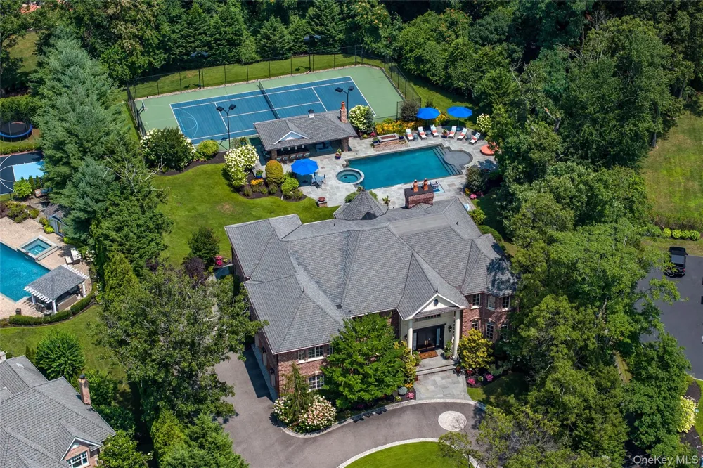 5 Kodiak Drive Woodbury, NY 11797