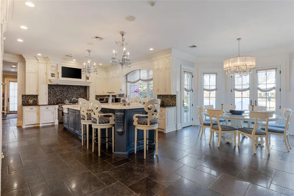 5 Kodiak Drive Woodbury, NY 11797