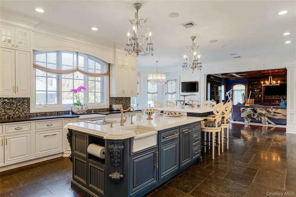5 Kodiak Drive Woodbury, NY 11797