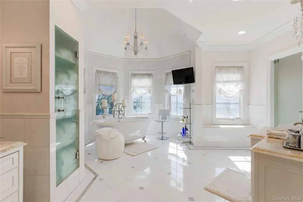 5 Kodiak Drive Woodbury, NY 11797