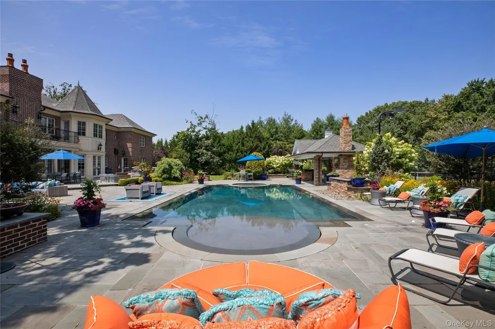 5 Kodiak Drive Woodbury, NY 11797