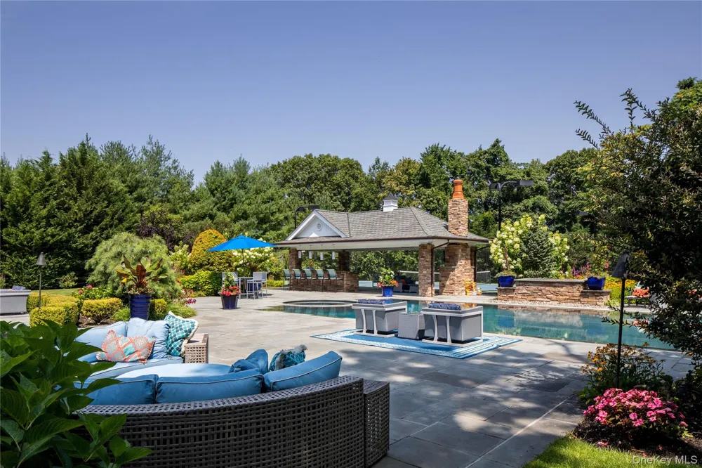 5 Kodiak Drive Woodbury, NY 11797