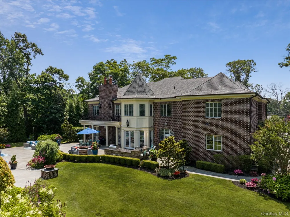5 Kodiak Drive Woodbury, NY 11797