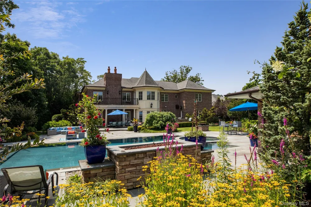 5 Kodiak Drive Woodbury, NY 11797