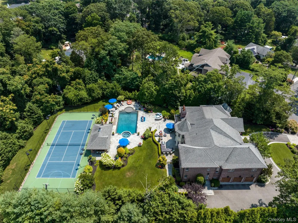 5 Kodiak Drive Woodbury, NY 11797