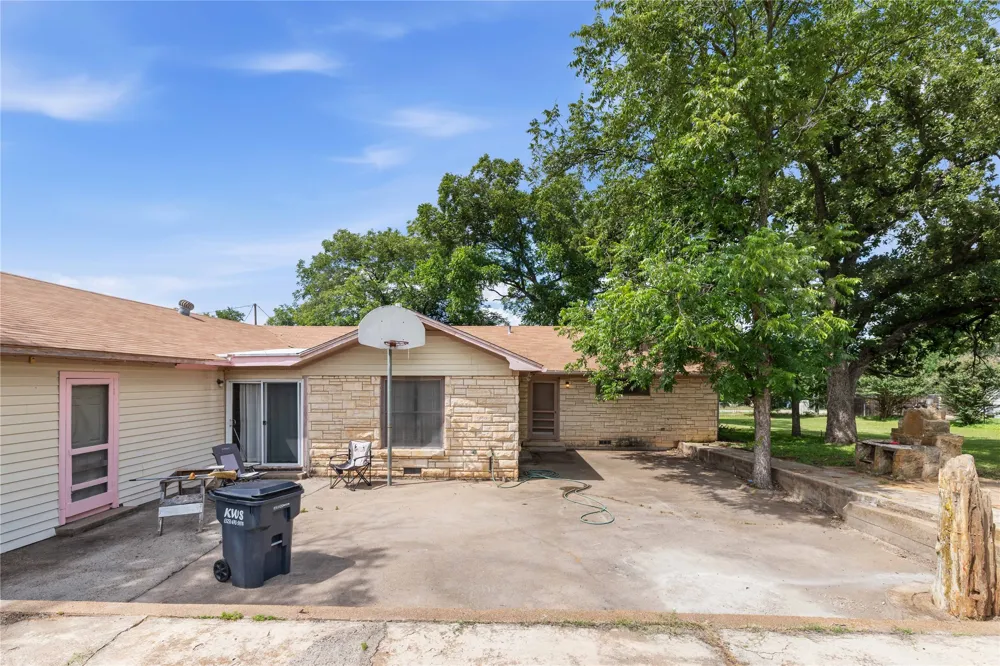 500 E Ham Avenue De Leon, TX 76444