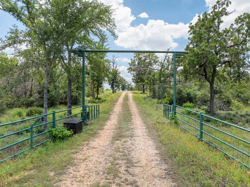 1004 22 Hills Road Gause, TX 77857