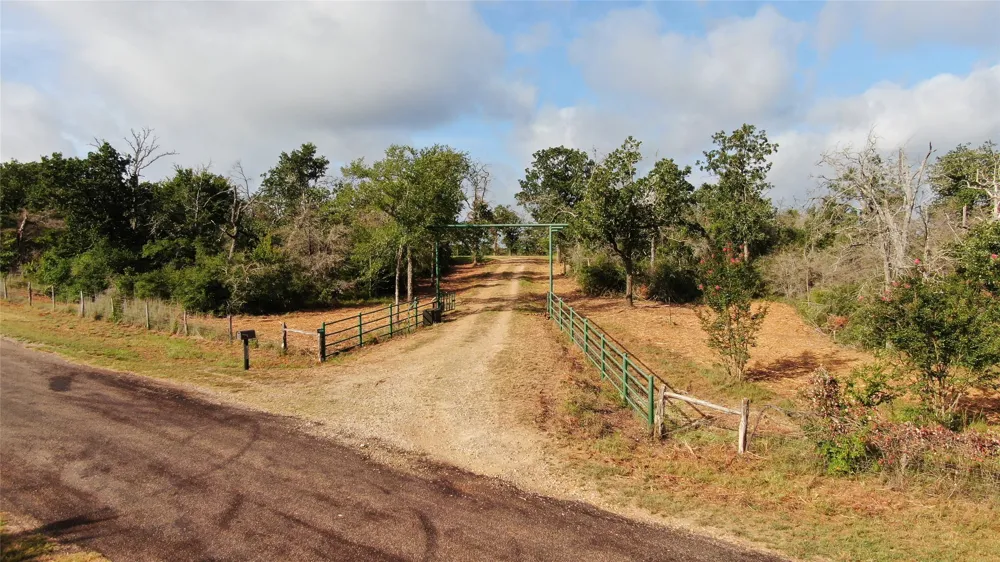 1004 22 Hills Road Gause, TX 77857