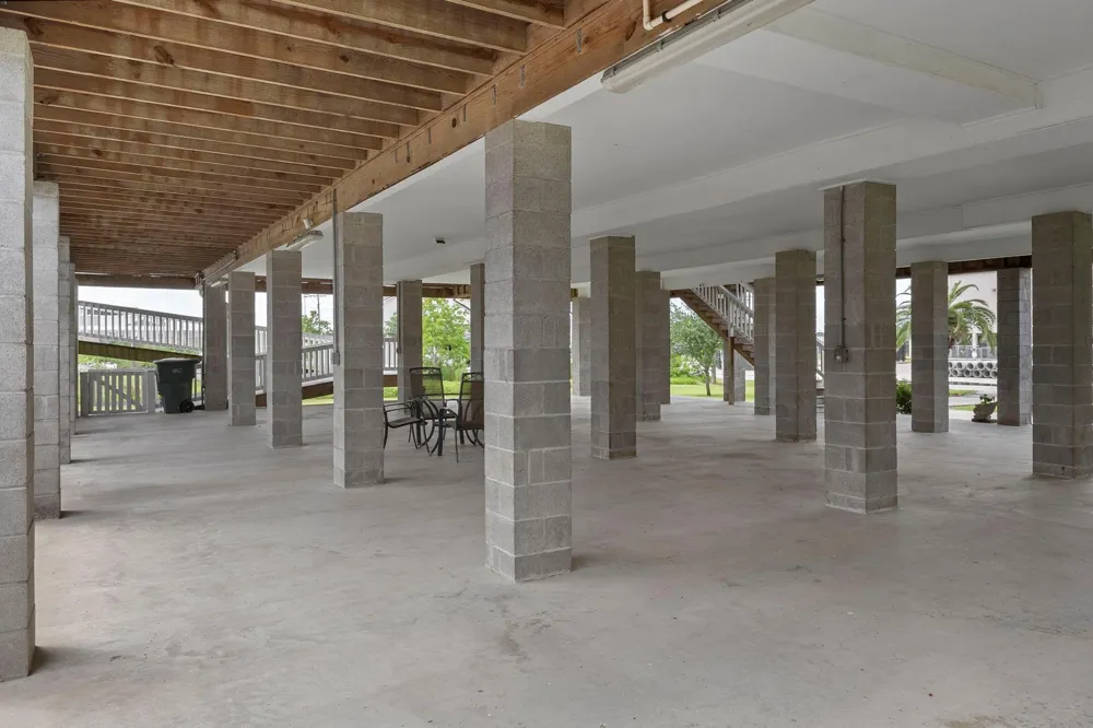 5545 S 11th Avenue Sabine Pass, TX 77655
