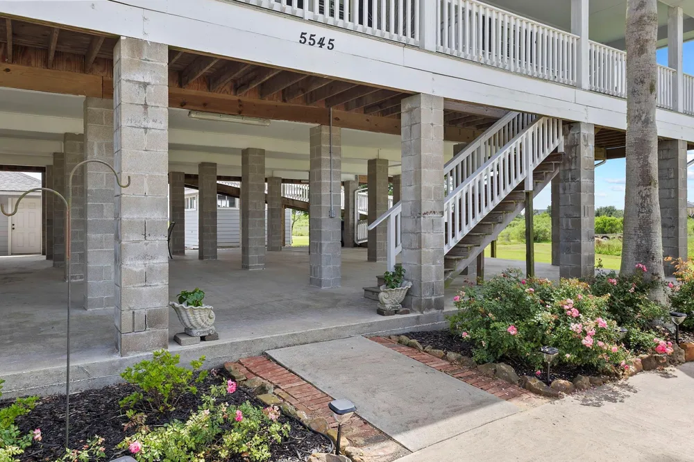 5545 S 11th Avenue Sabine Pass, TX 77655