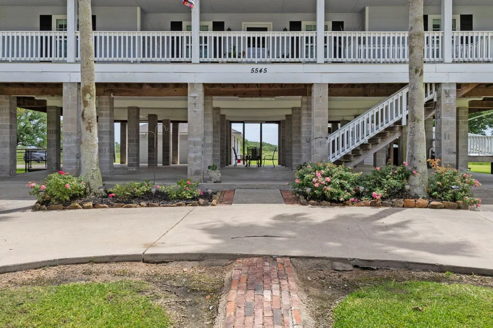5545 S 11th Avenue Sabine Pass, TX 77655