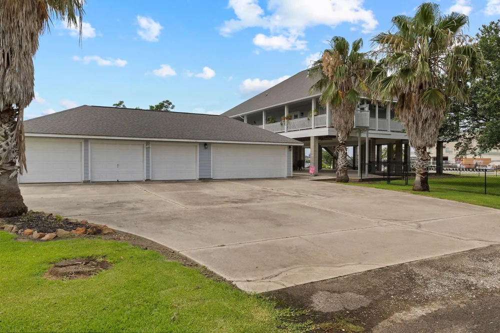 5545 S 11th Avenue Sabine Pass, TX 77655