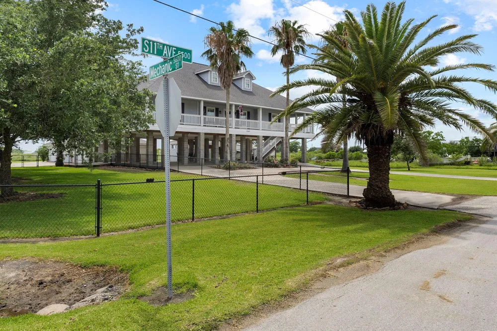 5545 S 11th Avenue Sabine Pass, TX 77655