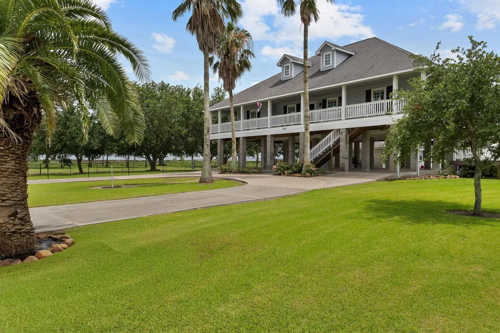 5545 S 11th Avenue Sabine Pass, TX 77655