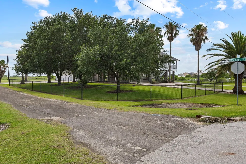 5545 S 11th Avenue Sabine Pass, TX 77655