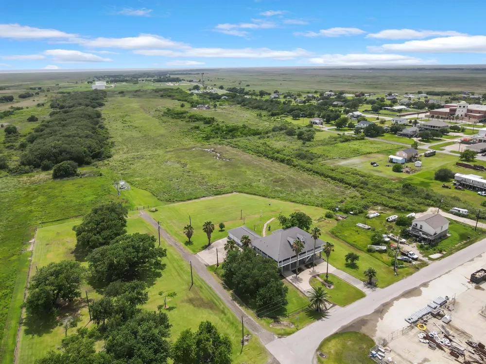 5545 S 11th Avenue Sabine Pass, TX 77655
