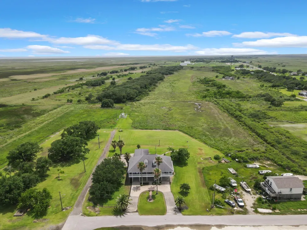 5545 S 11th Avenue Sabine Pass, TX 77655