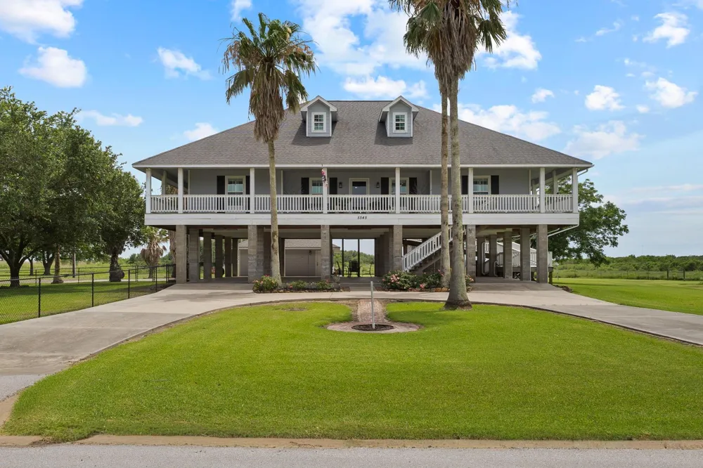 5545 S 11th Avenue Sabine Pass, TX 77655