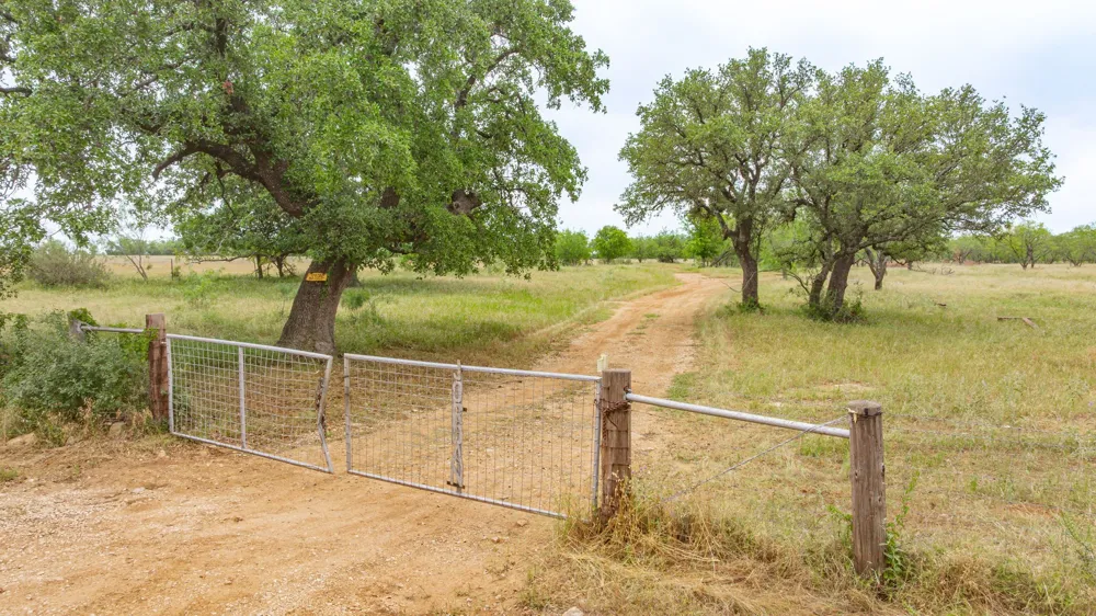 983 County Road 185 Comanche, TX 76442
