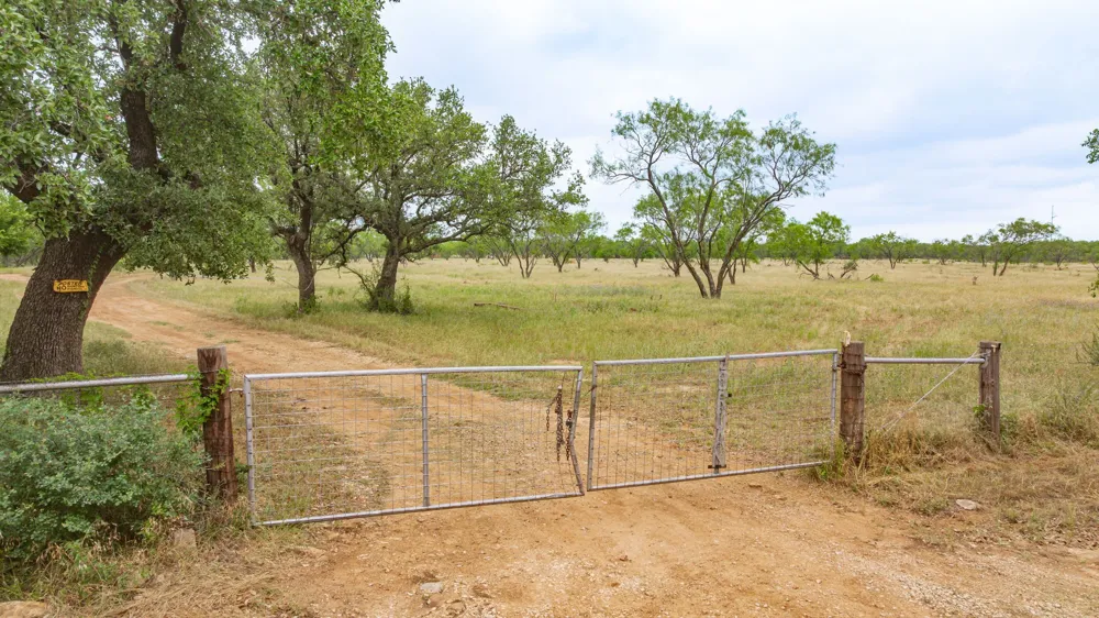 983 County Road 185 Comanche, TX 76442