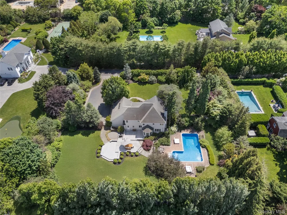 196 S Country Road Remsenburg, NY 11960