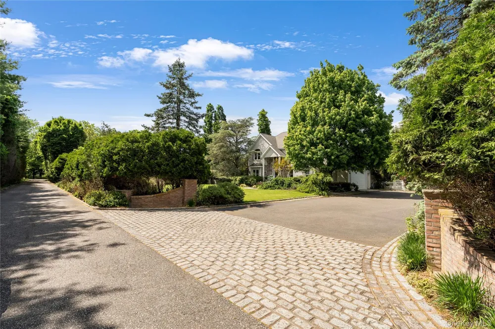 196 S Country Road Remsenburg, NY 11960