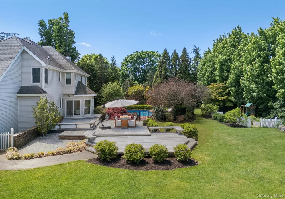 196 S Country Road Remsenburg, NY 11960