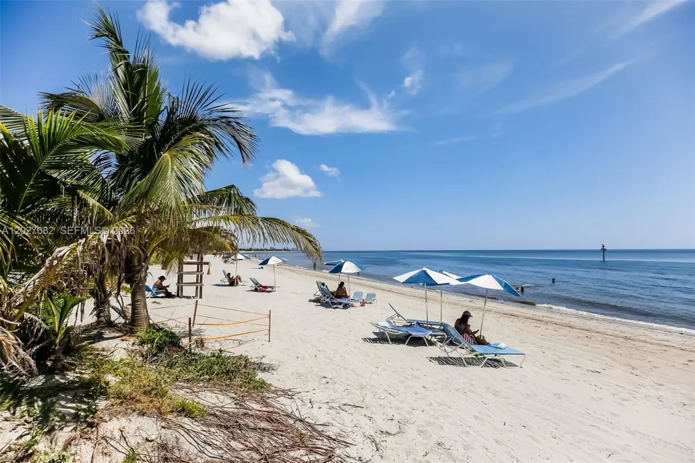 200 Galen Dr #104 Key Biscayne, FL 33149