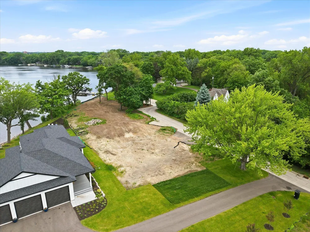 1184 Edgewater Avenue Arden Hills, MN 55112