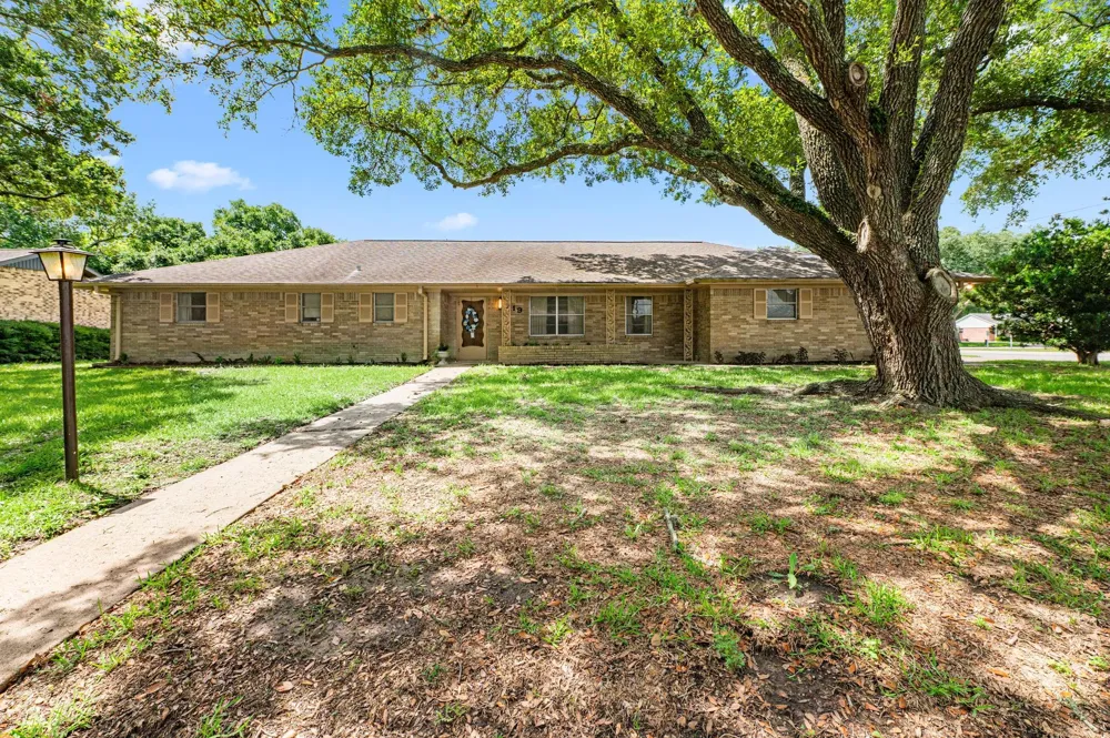 519 Dan Street East Bernard, TX 77435