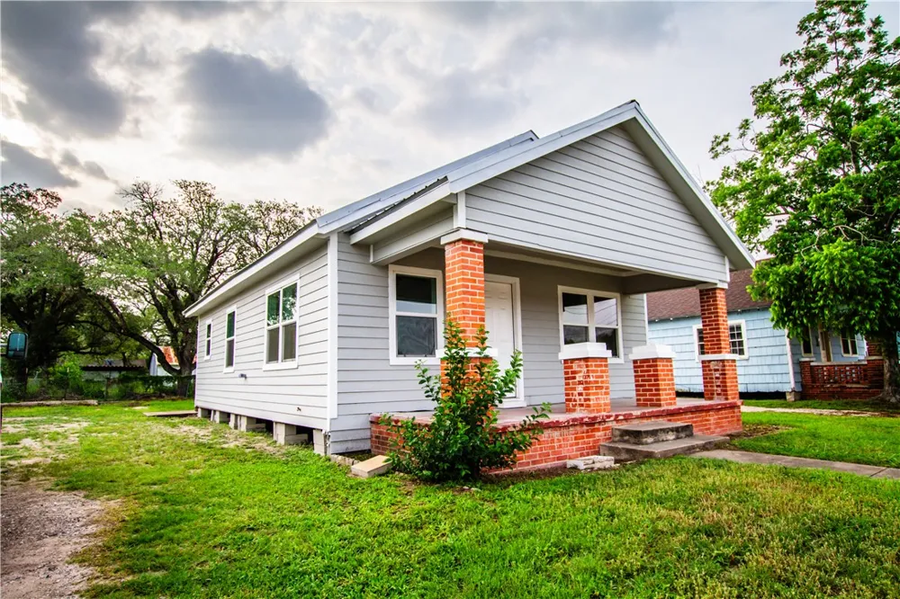 413 South San Patricio Sinton, TX 78387