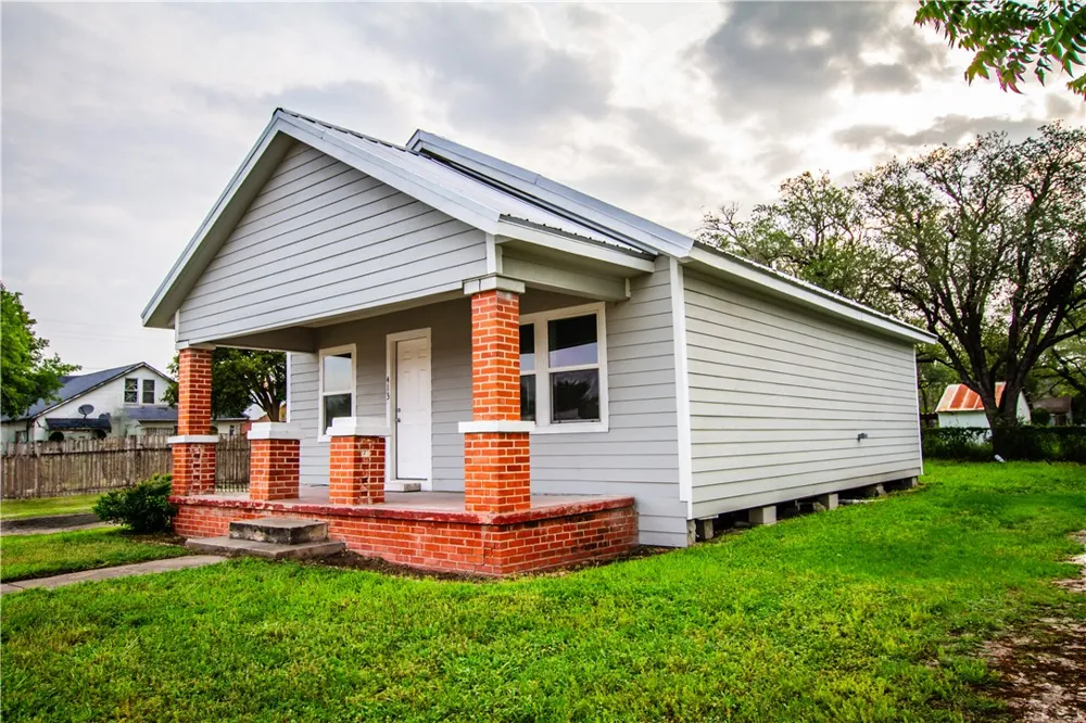 413 South San Patricio Sinton, TX 78387