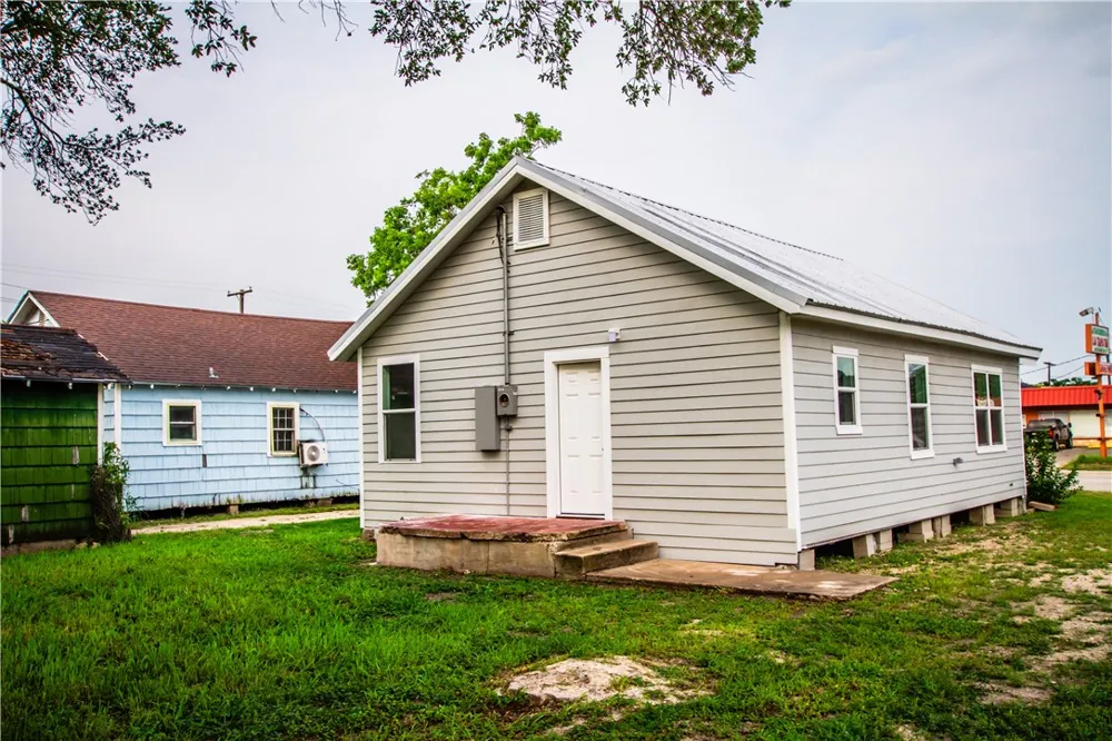 413 South San Patricio Sinton, TX 78387