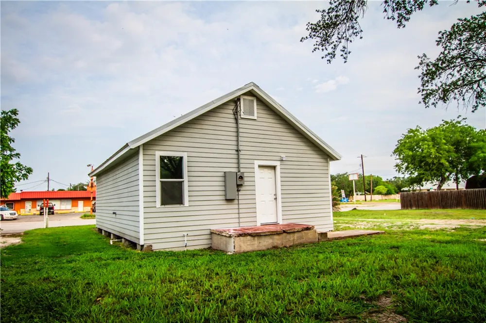 413 South San Patricio Sinton, TX 78387