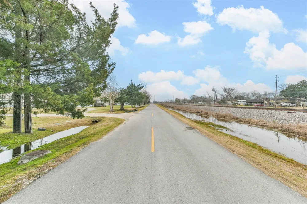 1300 Battlebell Road Highlands, TX 77562