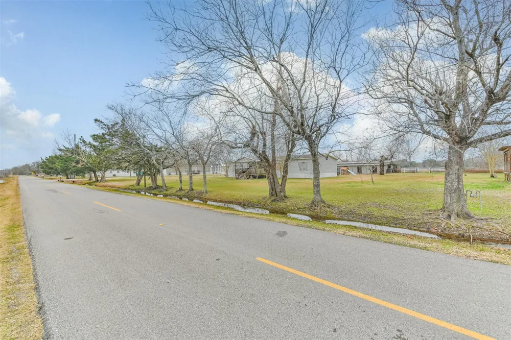 1300 Battlebell Road Highlands, TX 77562